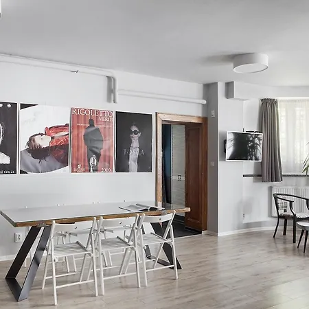 Hostal Opera *